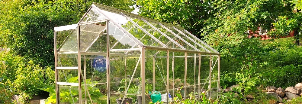 Ein Gewächshaus im Garten